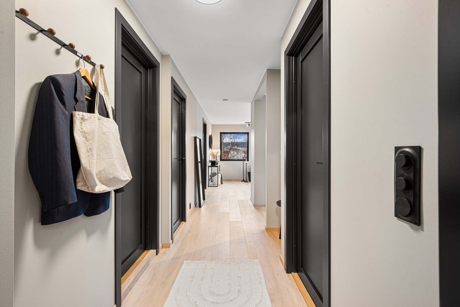 Entréen oppleves innbydende, og er utformet med et praktisk innhuk som gir en naturlig plassering for et garderobeskap eller en stumtjener eksempelvis. Galleribilde