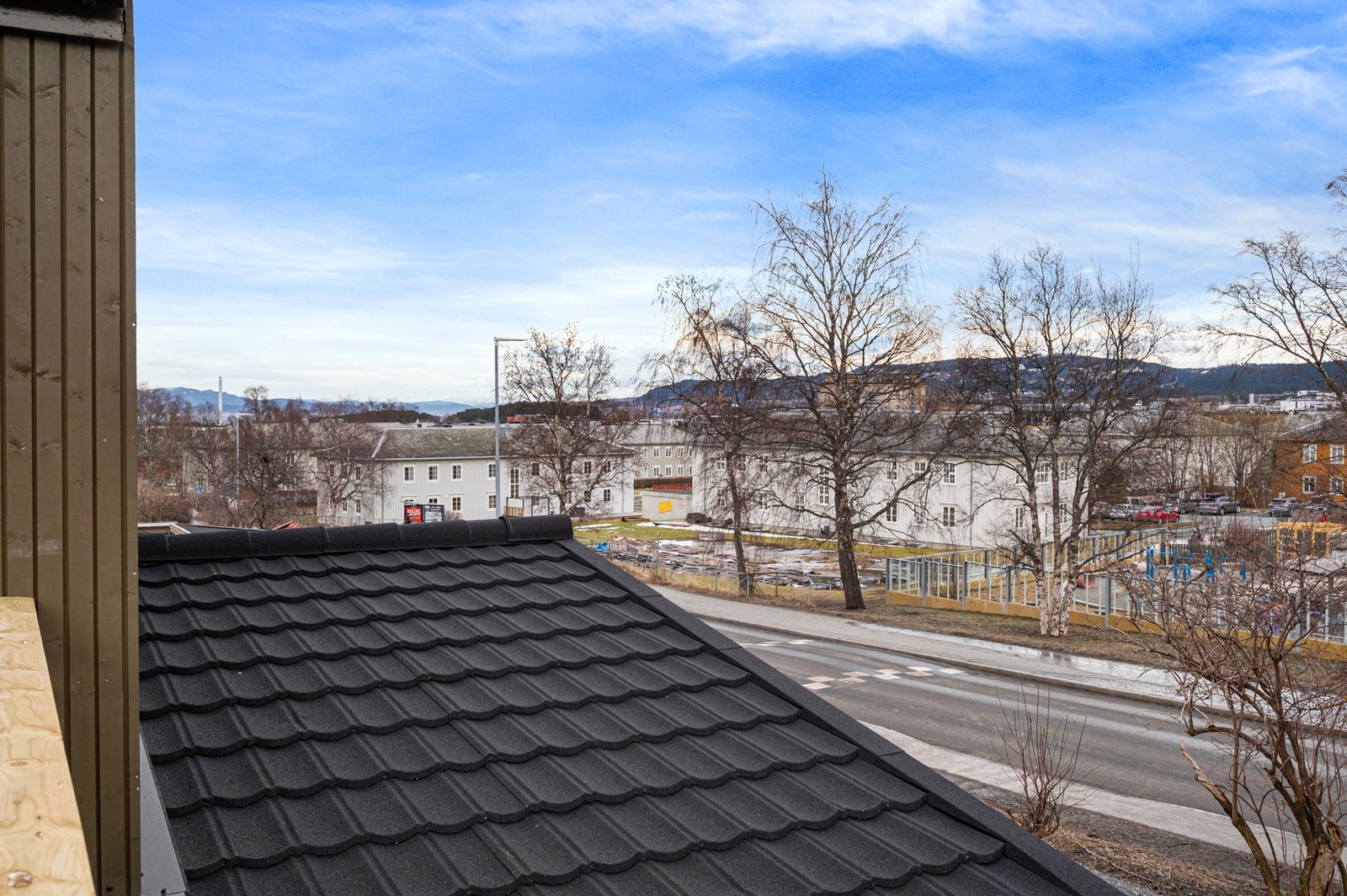 Leiligheten ligger i umiddelbar nærhet til bl. annet flere barnehager som Majorstuen og Aastahagen, skoler, dagligvarebutikker, bussholdeplass, samt historiske Persaunet leir fra andre verdenskrig. Galleribilde