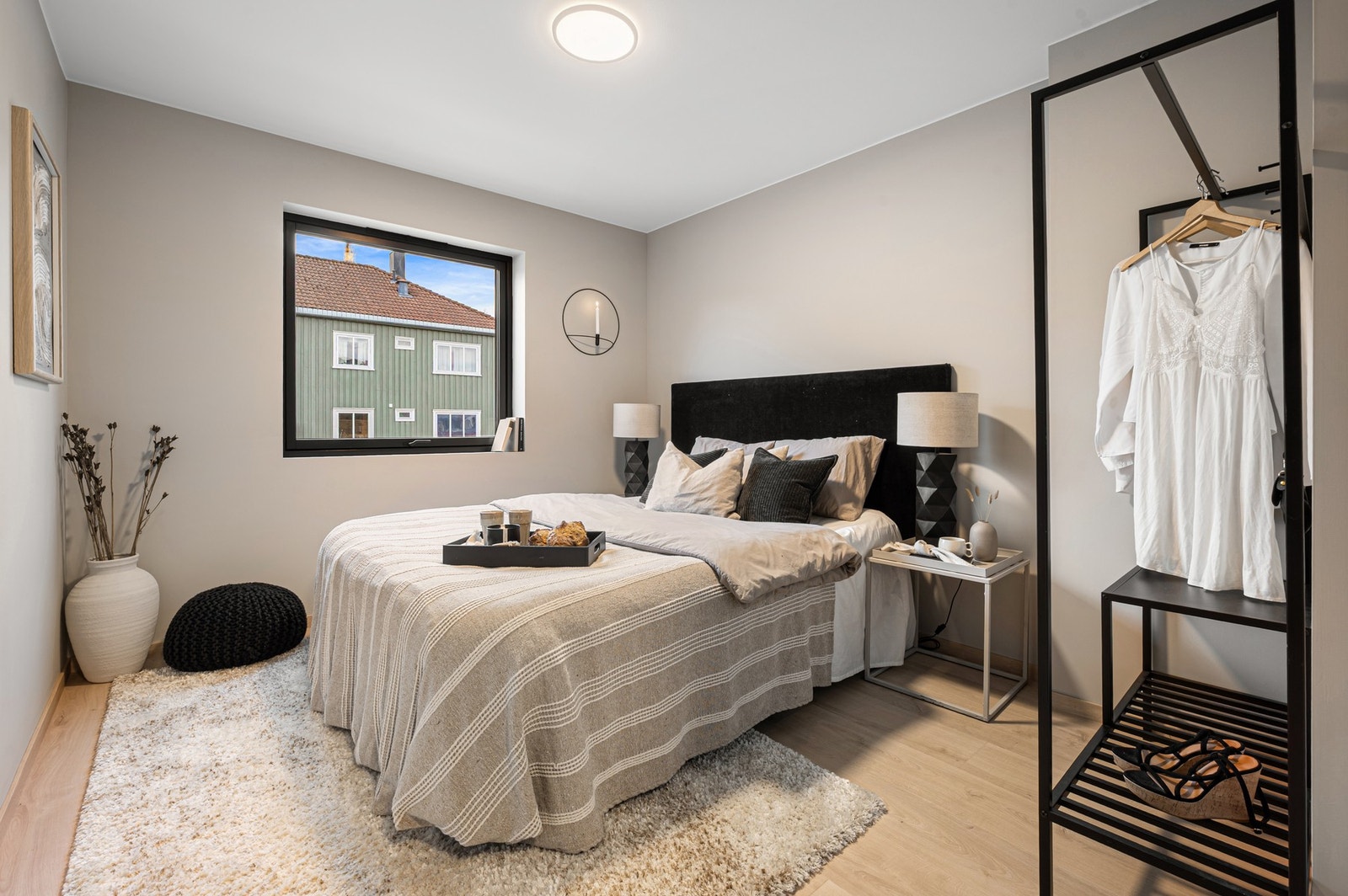 Hovedsoverommet er på 9,5 kvm og har god plass til dobbeltseng av god størrelse, garderobeløsning og annet ønskelig soveromsmøblement. Galleribilde