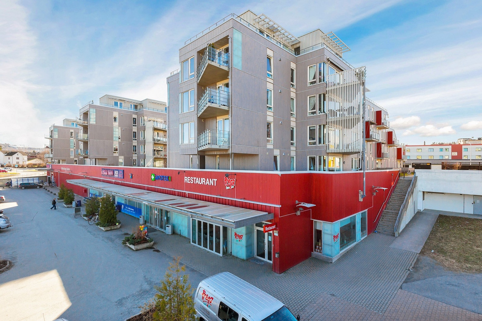 Baldershage senter ligger ca. 10 minutters gange fra leiligheten. Her har du Apotek, Rema 1000 og Plantasjen. Galleribilde