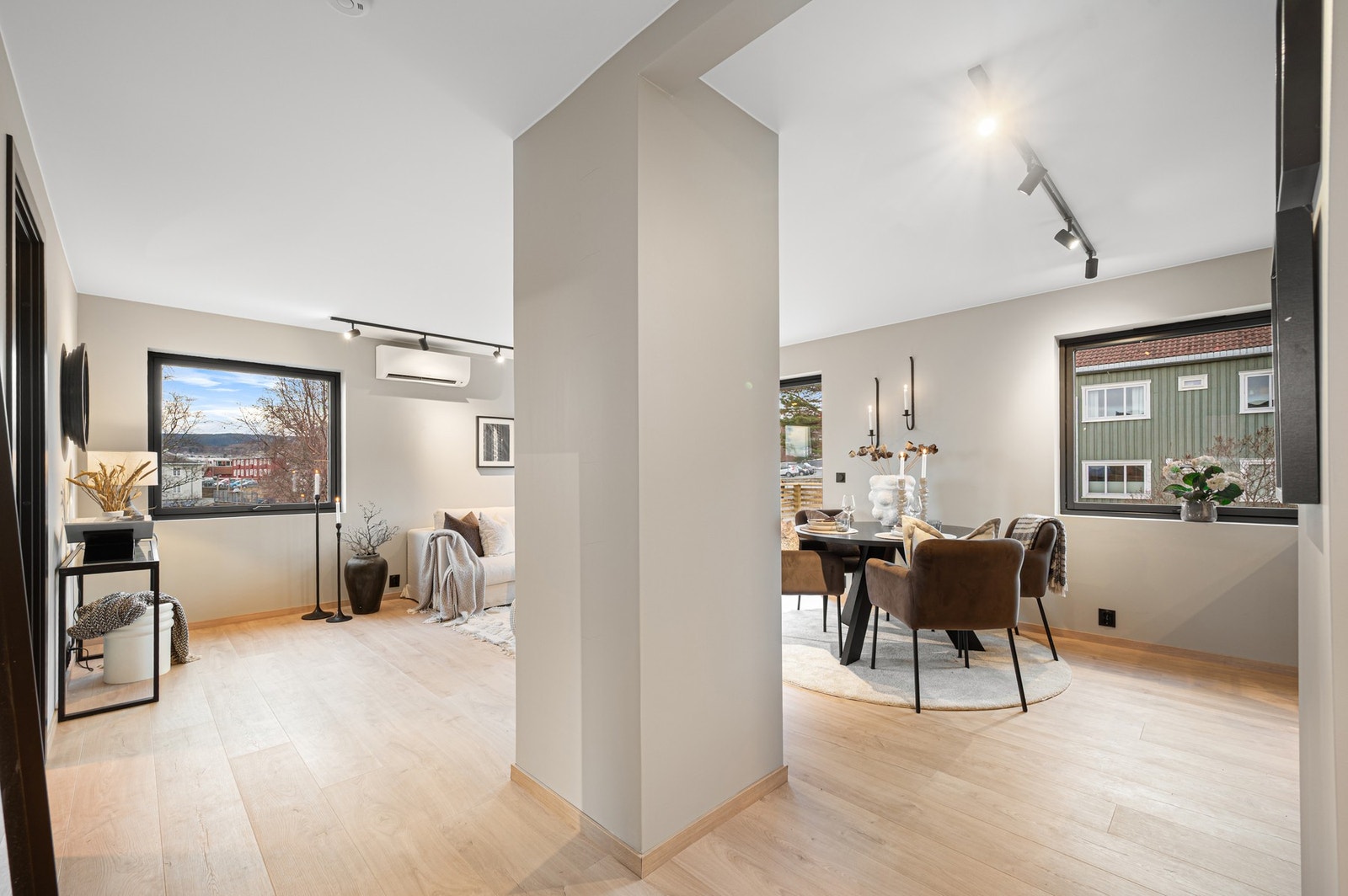 Leiligheten har moderne kvaliteter som varmepumpe (montert i 2025), gjennomgående 1-stavs laminat på gulv (med unntak av baderom) og mekanisk avtrekk på både kjøkken og bad. Galleribilde