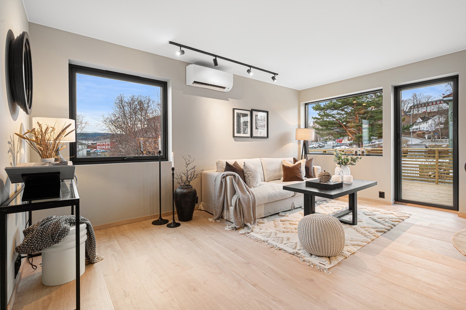 EiendomsMegler1 v/ Mads Larsen har gleden av å ønske velkommen til Persaunvegen 43 - En nylig rehabilitert 4-roms selveier med høy og moderne standard fra 2025/2026! (Foto: Krokstad & Nervik - Jens Martin Nervik). Galleribilde