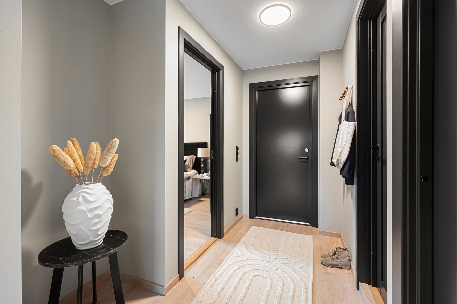 Fra entréen har du umiddelbar adkomst til leilighetens hovedsoverom, samt baderom. Galleribilde