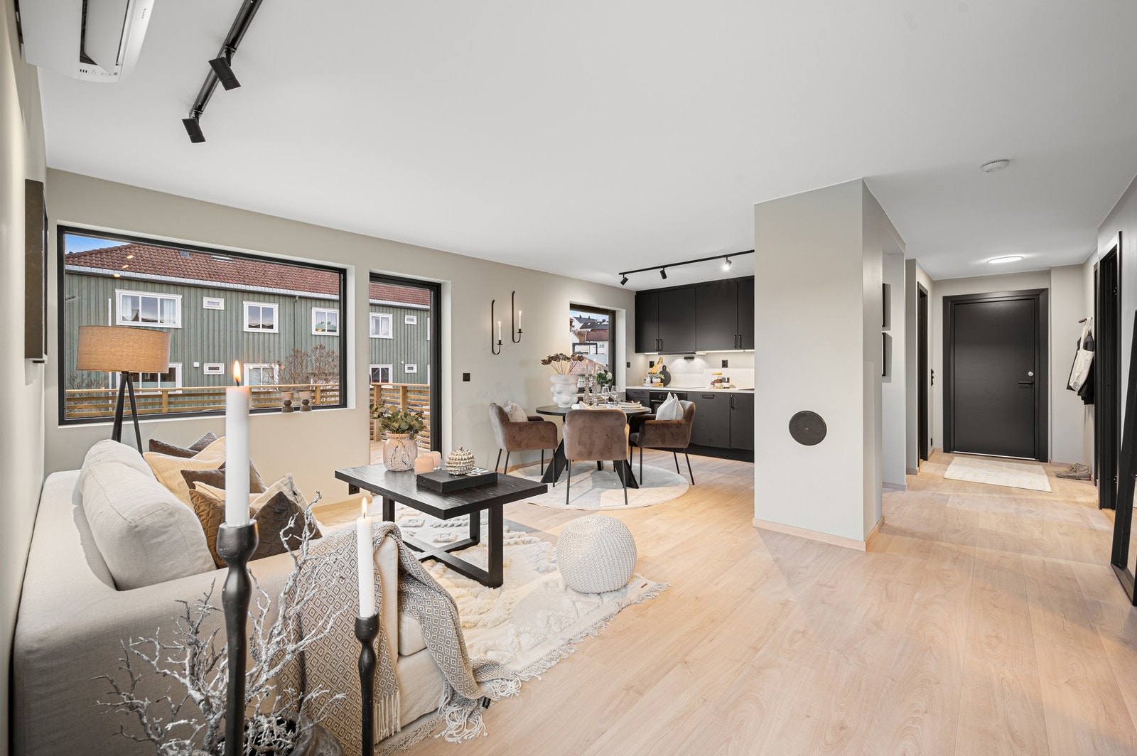 Leiligheten måler 67 kvm (BRA-i) og inneholder entré, stue, kjøkken, bad og 3 soverom. Utover dette har du et loft på 19,5 kvm som inkluderer to boder og et større uinnredet areal. Galleribilde