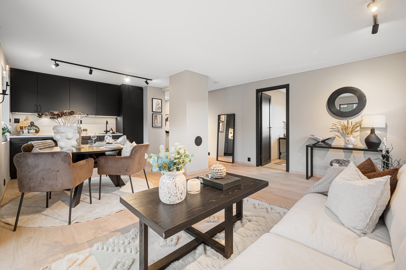 Leiligheten har i sin helhet blitt rehabilitert gjennom 2025 og dels i 2026. Store og flotte vindusflater i kombinasjon med lyse overflater og et lekkert gulv bidrar til en luftig atmosfære. Galleribilde