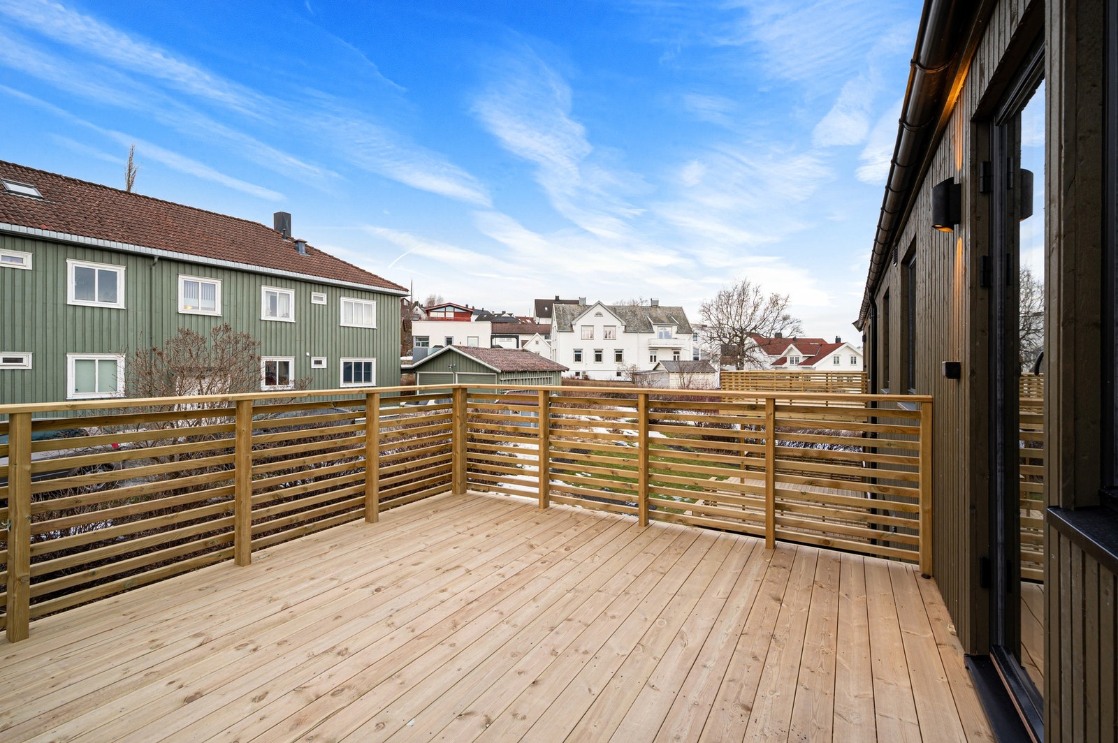 Balkongen vender mot sørvest og nyter svært gode solforhold. Her har du sol store deler av dagen - også på kveldstid. Utebelysning og dobbeltstikk på balkongen. Galleribilde