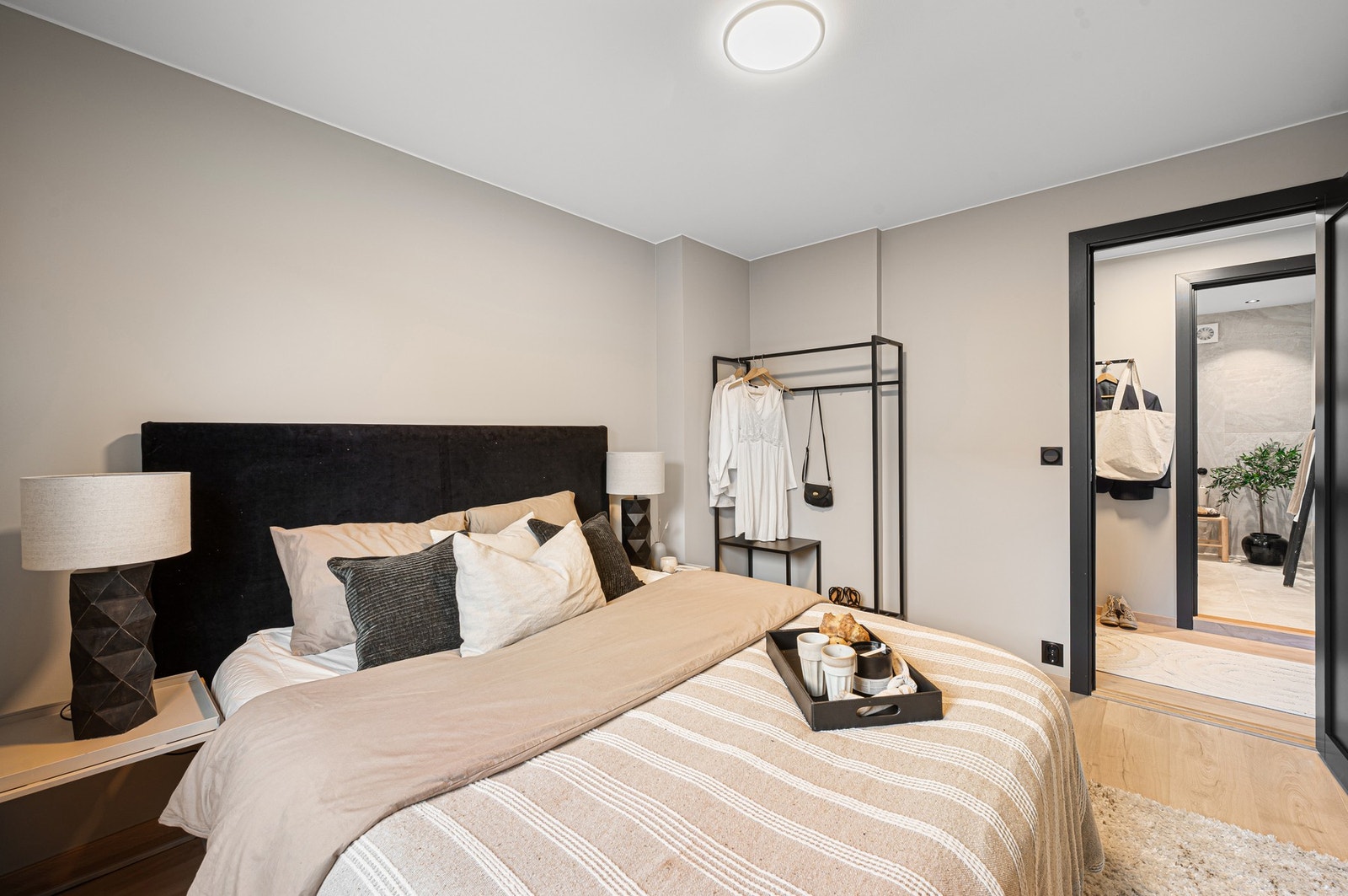 Soverommet oppleves lunt og behagelig med sin tidsriktige farge på vegg. Dette er gjennomgående for leiligheten. Galleribilde