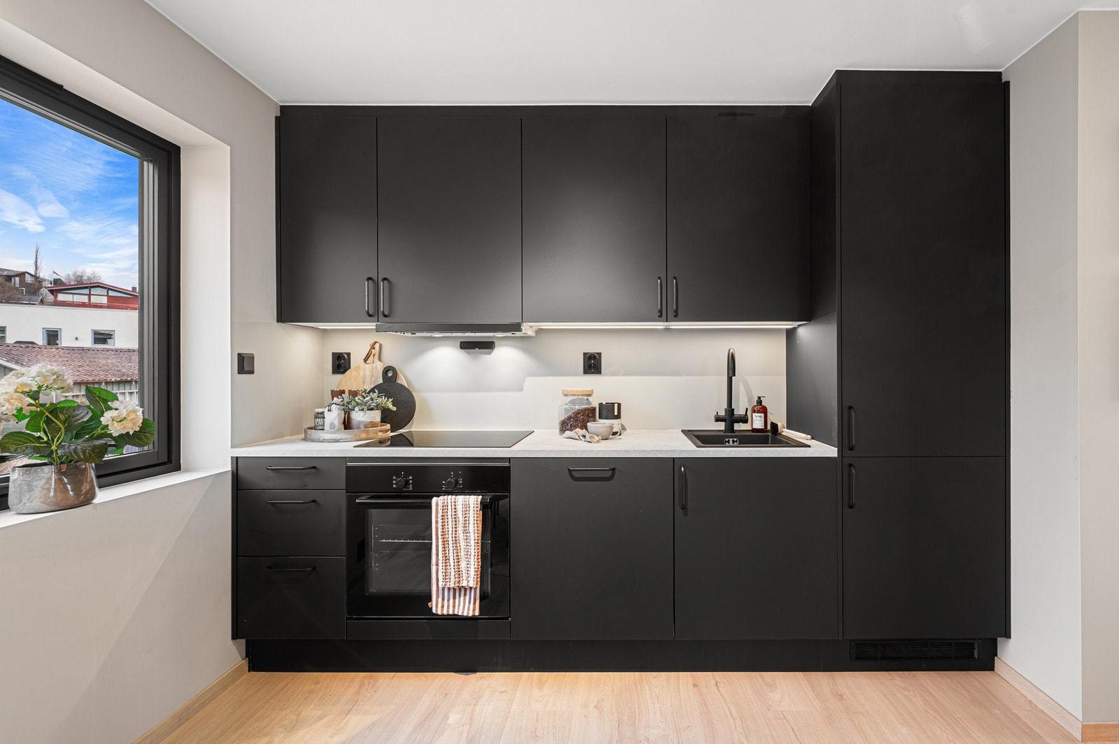 Det praktiske kjøkkenet i sort fremstår moderne og holder en høy standard, er helt ubrukt og vurdert til TG 0 av takstmann. Galleribilde