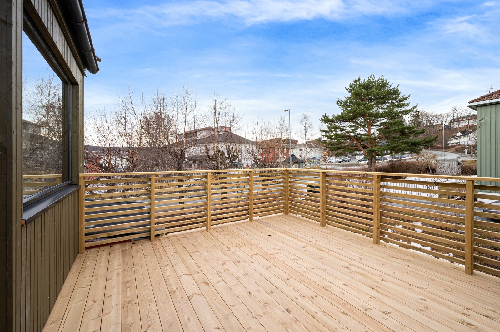 I forlengelse av stuen kommer du ut til en romslig balkong på hele 14 kvm. God plass til utendørsmøblement, sittegruppe og grill. Galleribilde