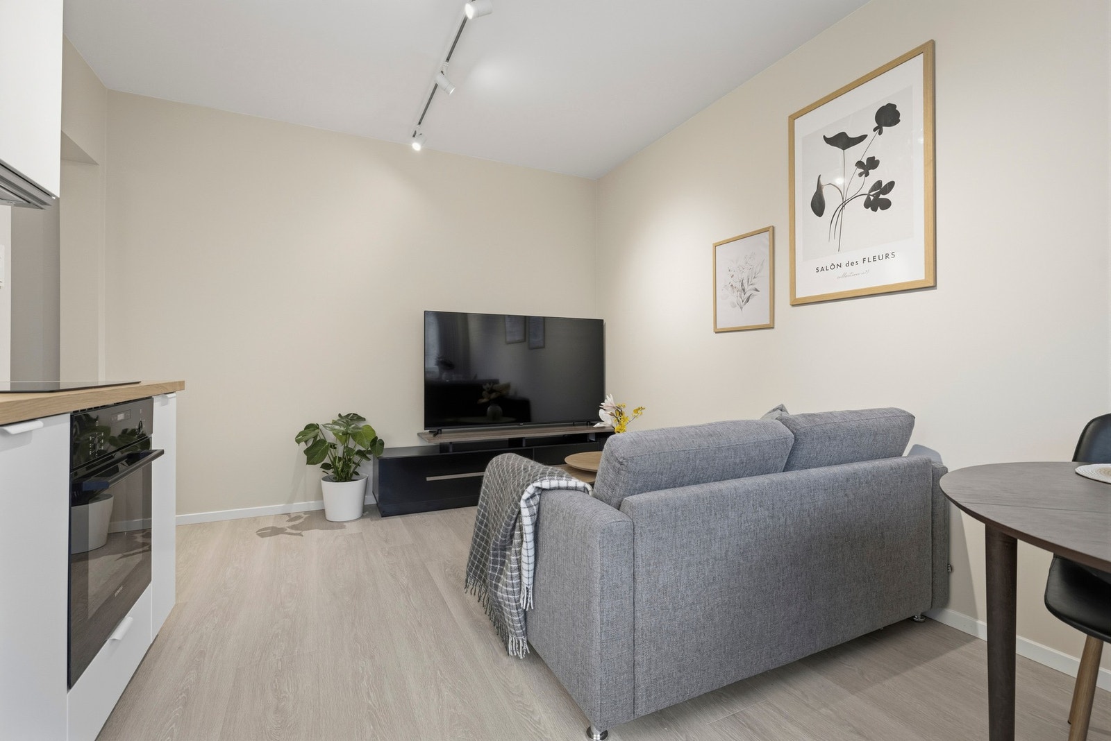 Stue og kjøkken er i åpen løsning, noe skaper en fin helhet. Galleribilde