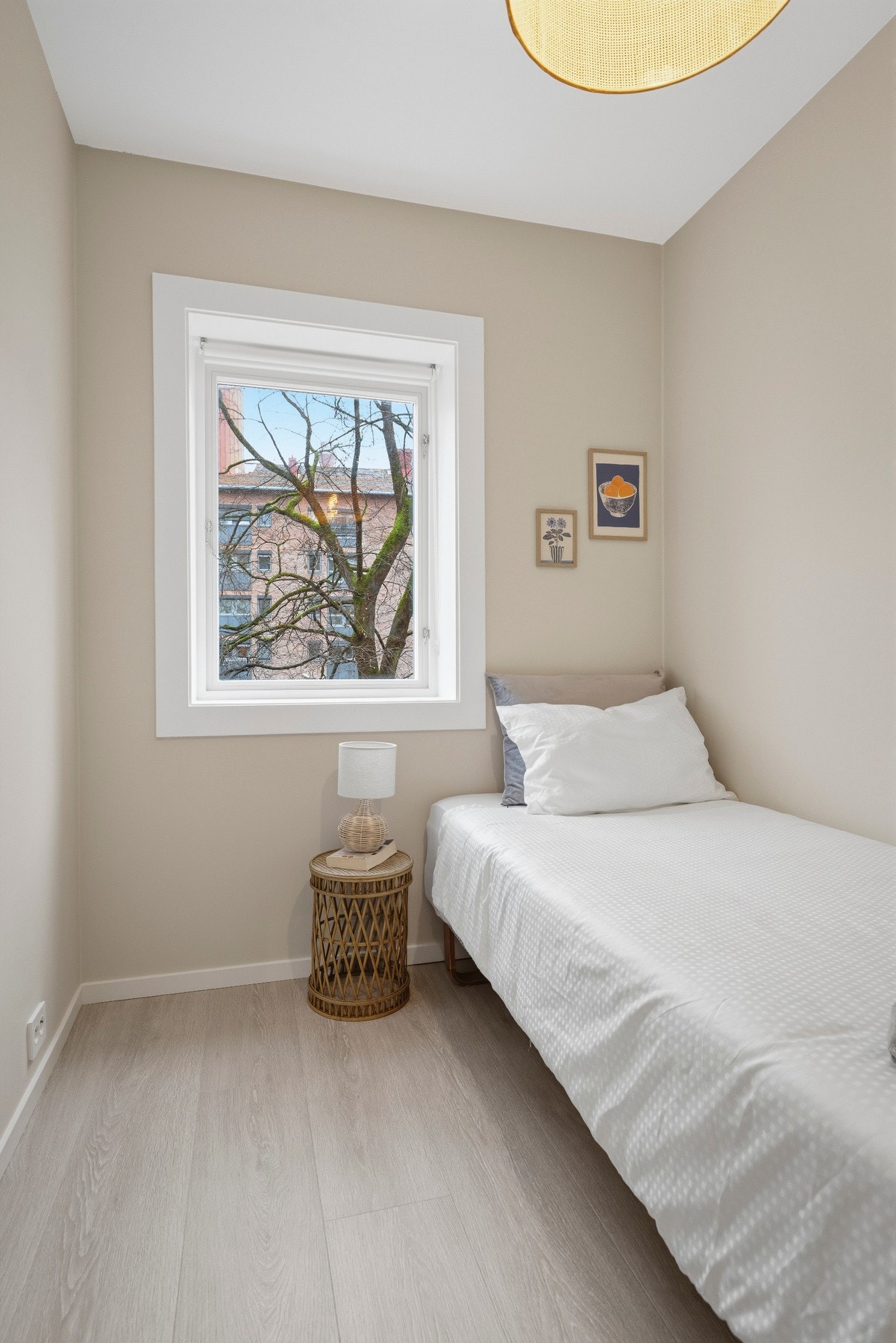 Rommet har stort vindu som slipper inn rikelig med naturlig lys. Galleribilde