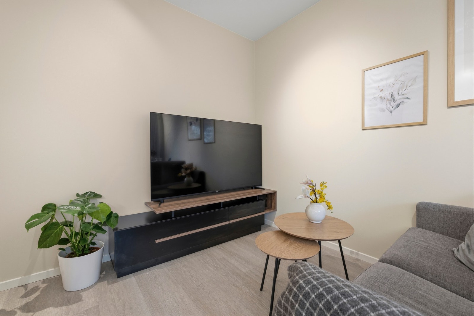 God plass til sofa med tilhørende møblement. Galleribilde