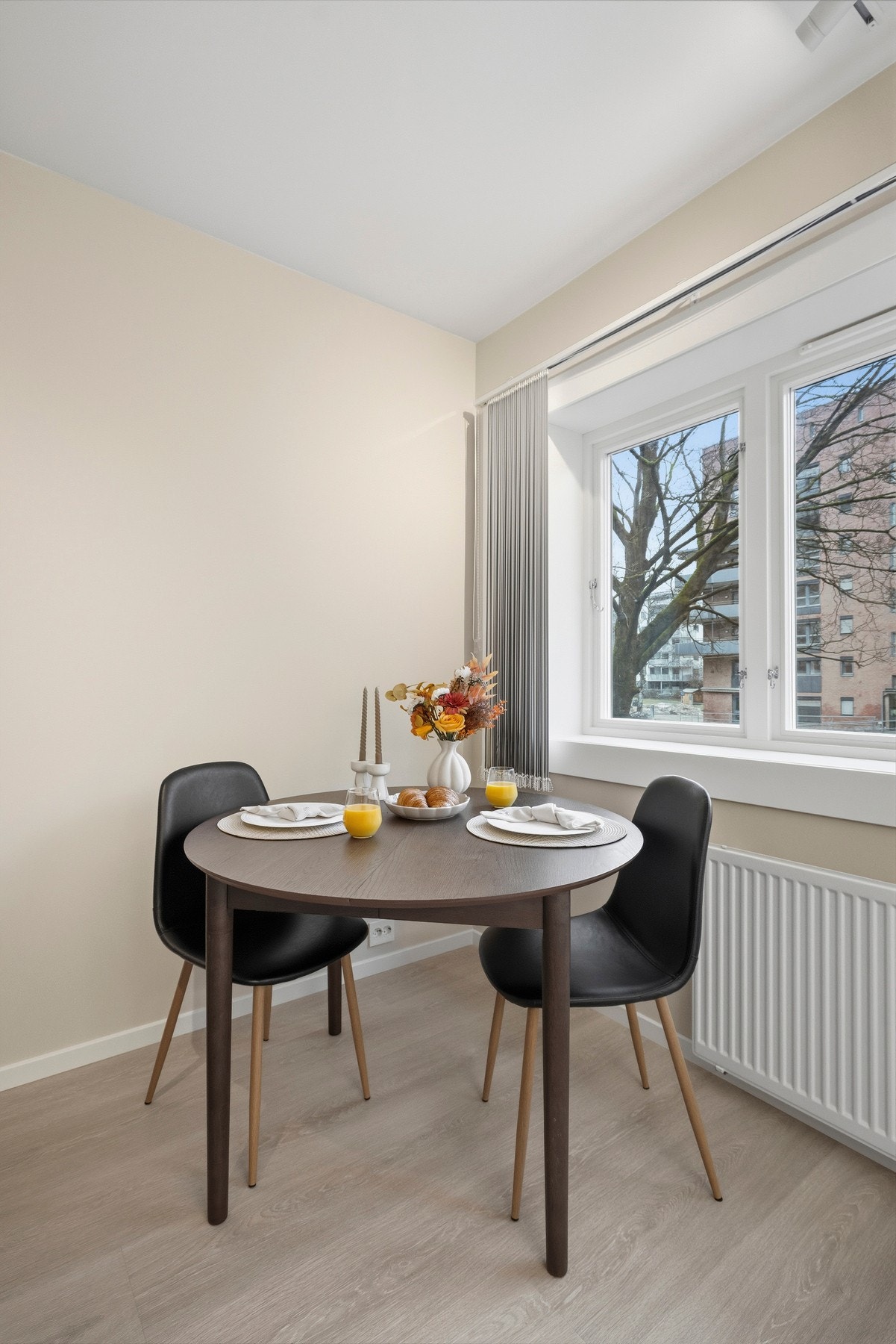 Det er god plass til spisebord - Her kan man samle venner og familie til et herlig måltid. Galleribilde