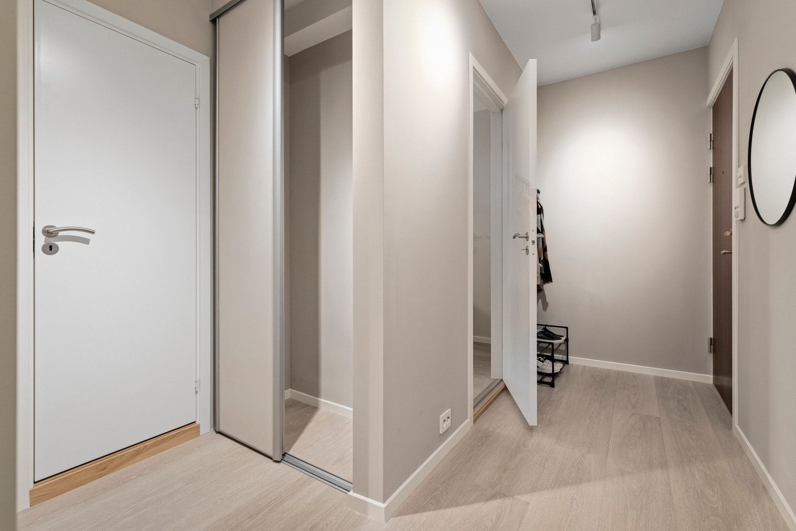 Innbydende entré med praktisk garderobløsning. Galleribilde