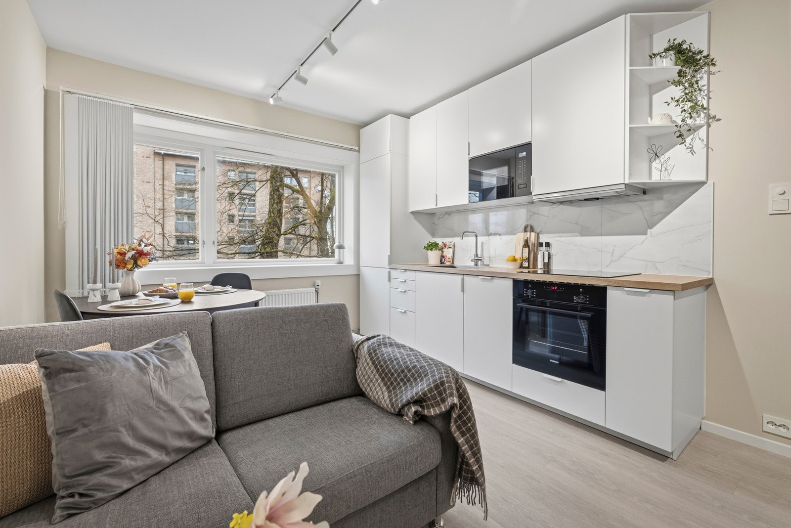 Stuen er lys og har gode møbleringsmuligheter. Galleribilde