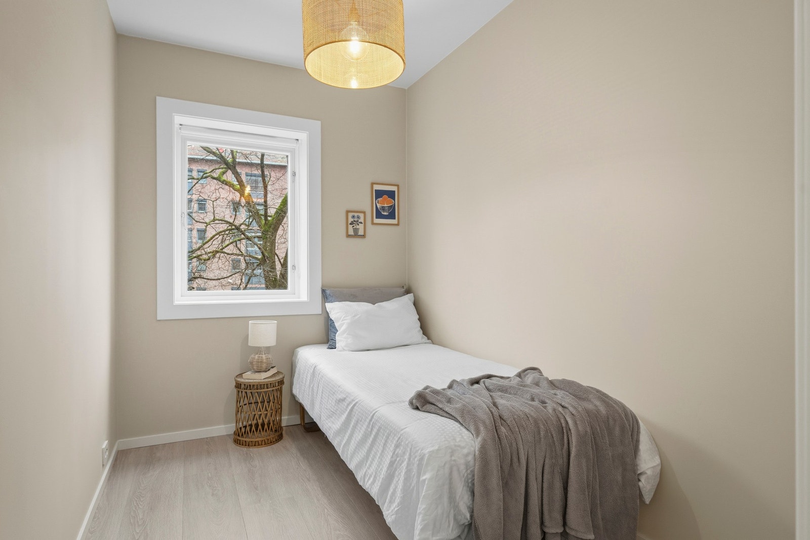 Romslig og pent soverom med god plass til seng og nattbord. Galleribilde