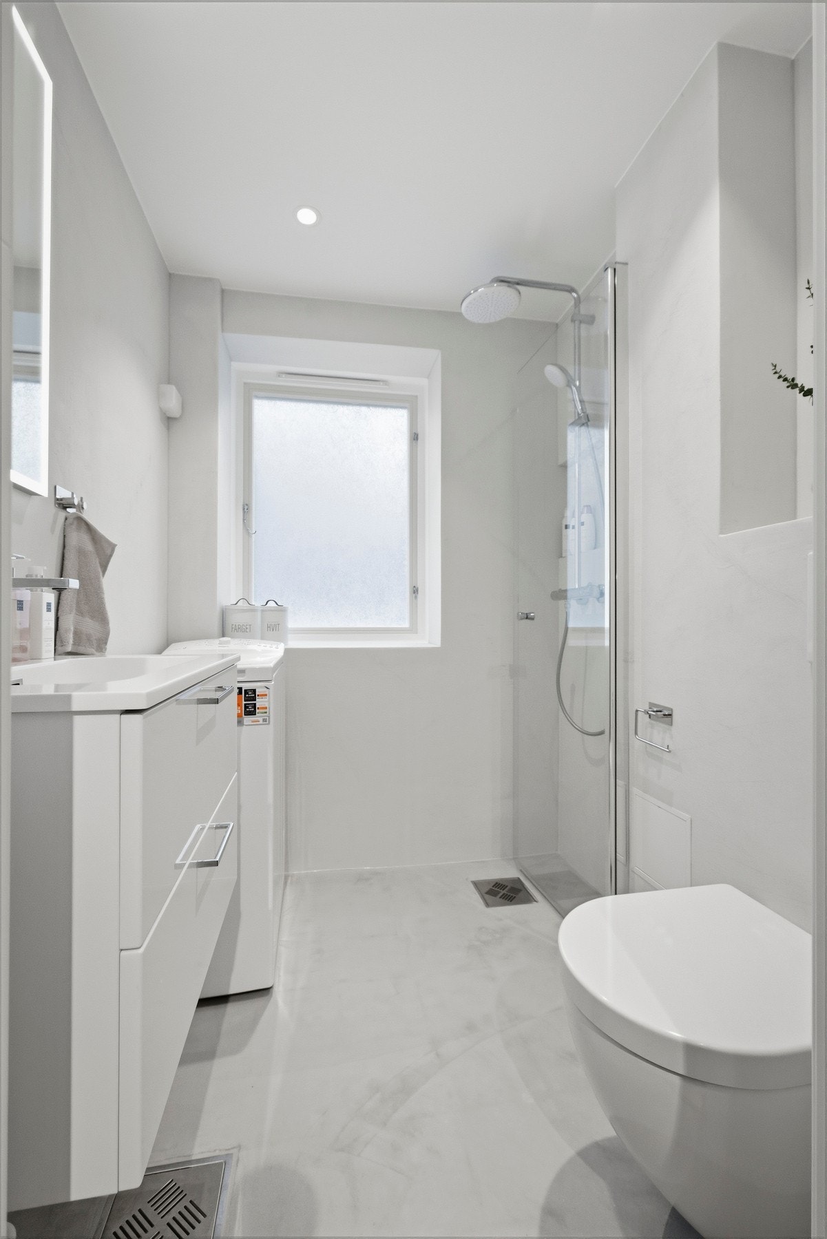 Delikat og pent flislagt bad som ble tatt i regi av borettslaget i 2005/2006. Selger har nylig oppgradert overflatene med moderne mikrosement, som gir rommet et stilrent og eksklusivt uttrykk. Galleribilde