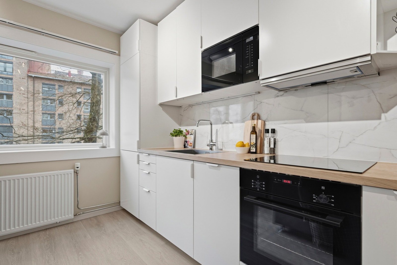 Pent og delikat kjøkken som har godt med skap- og benkeplass. Galleribilde