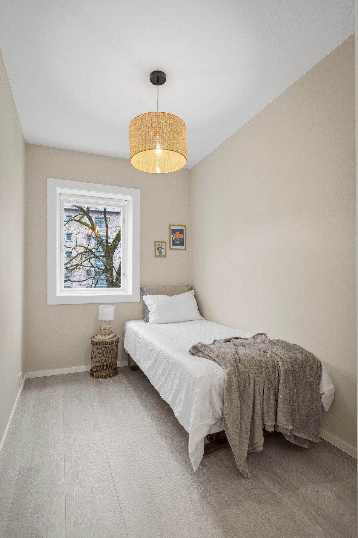 Rommet er malt i en moderne fargetone. Galleribilde