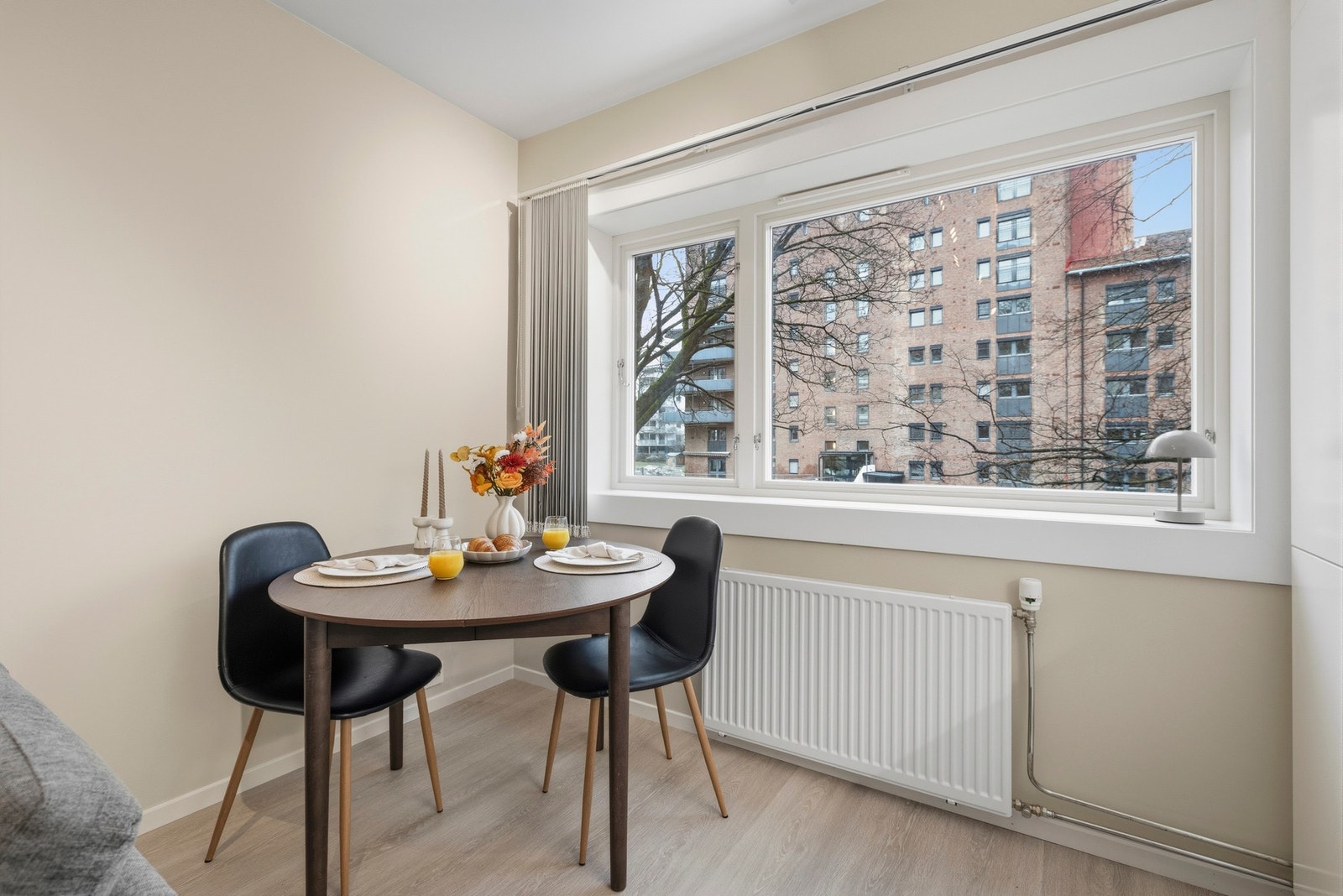 Store vindusflater som slipper inn rikelig med naturlig lys. Galleribilde