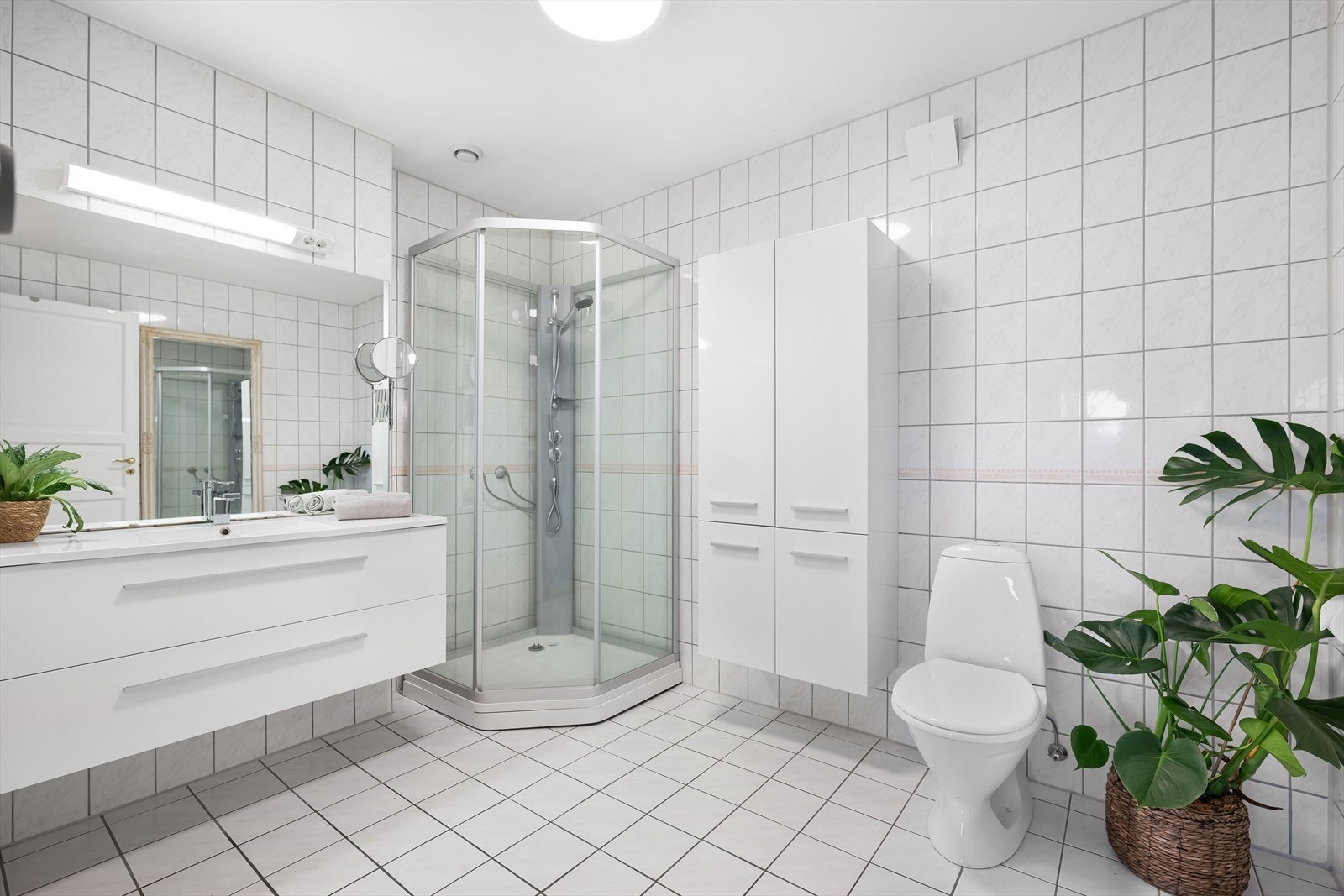 Romslig helfliset baderom på ca. 6,8 m². Galleribilde