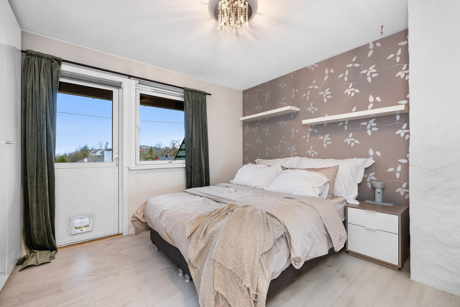 Det første soverommet oppleves som et naturlig hovedsoverom, med egen utgang til terrassen. Galleribilde