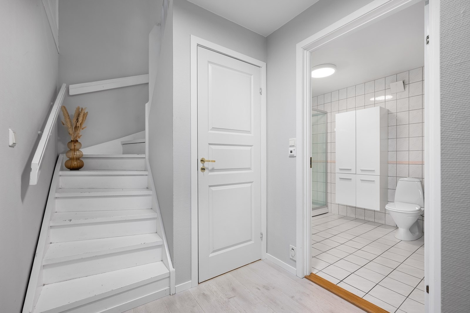 Plassen er godt utnyttet, med praktisk oppbevaringsplass under trappen. Galleribilde