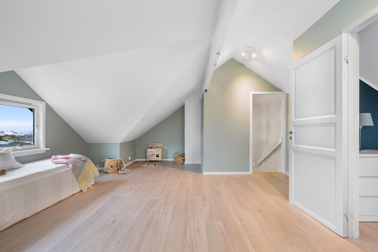 Romslig loftstue med gode møbleringsmuligheter. Galleribilde