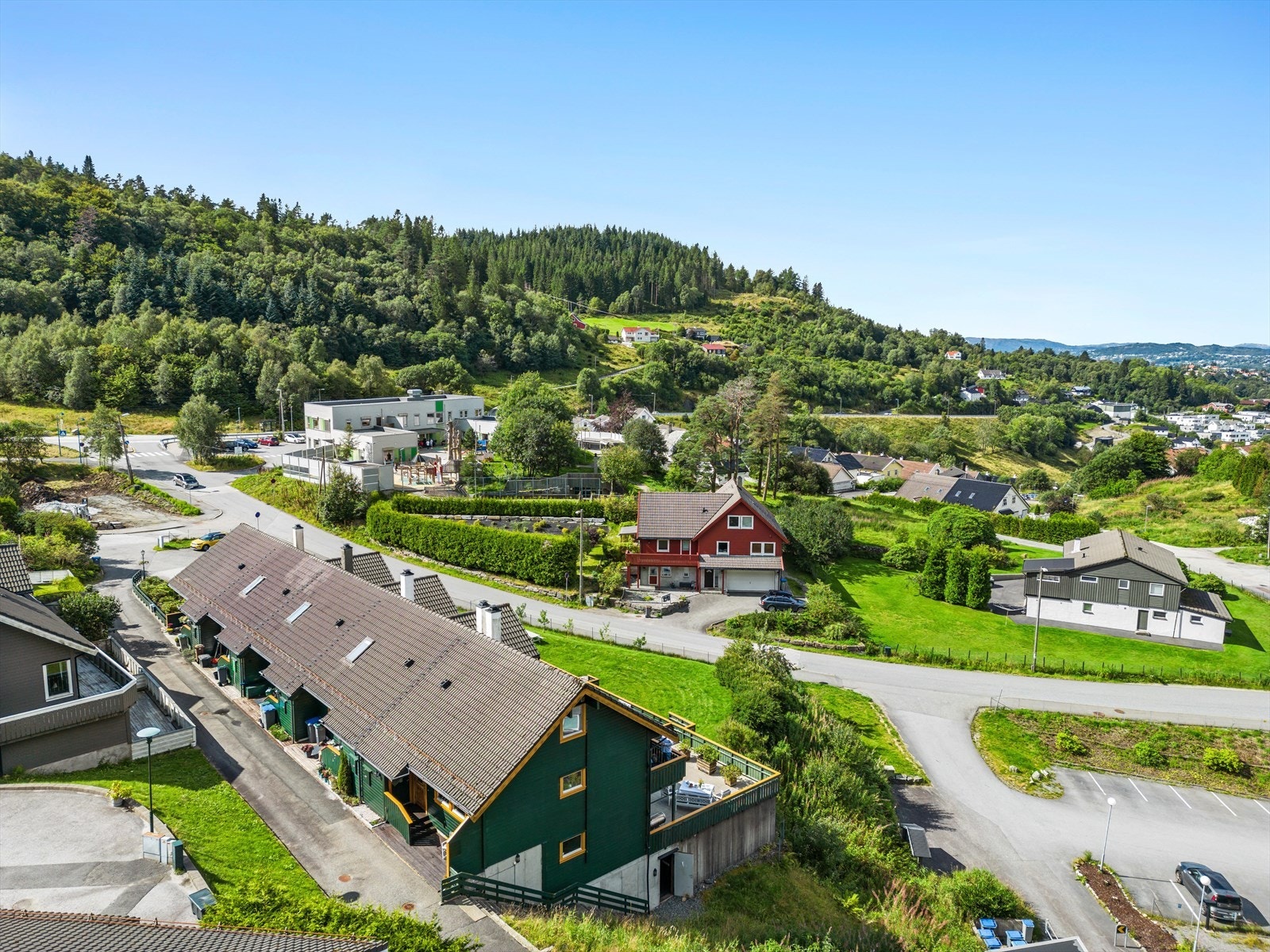 Her bor man i et godt etablert, familievennlig område hvor det er kort avstand til Nesttun sentrum med alle sine servicetilbud (butikker, treningssentre, Fana Kulturhus og bibliotek) og bybanen som tar en enkelt videre til sentrum eller Flesland. Galleribilde