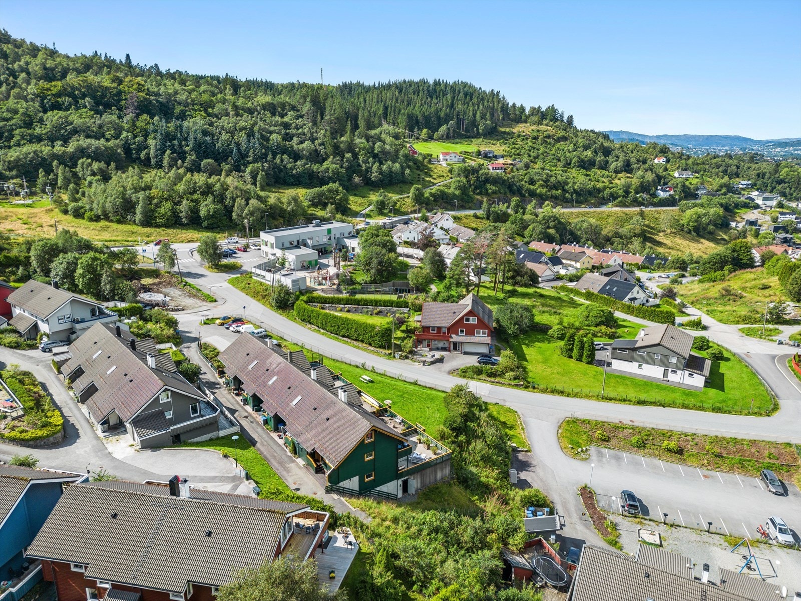 Fra eiendommen bruker man ca. 20 minutter med bil til Bergen sentrum og 10-15 minutter til de store arbeidsplassene på Sandsli/Kokstad. Galleribilde