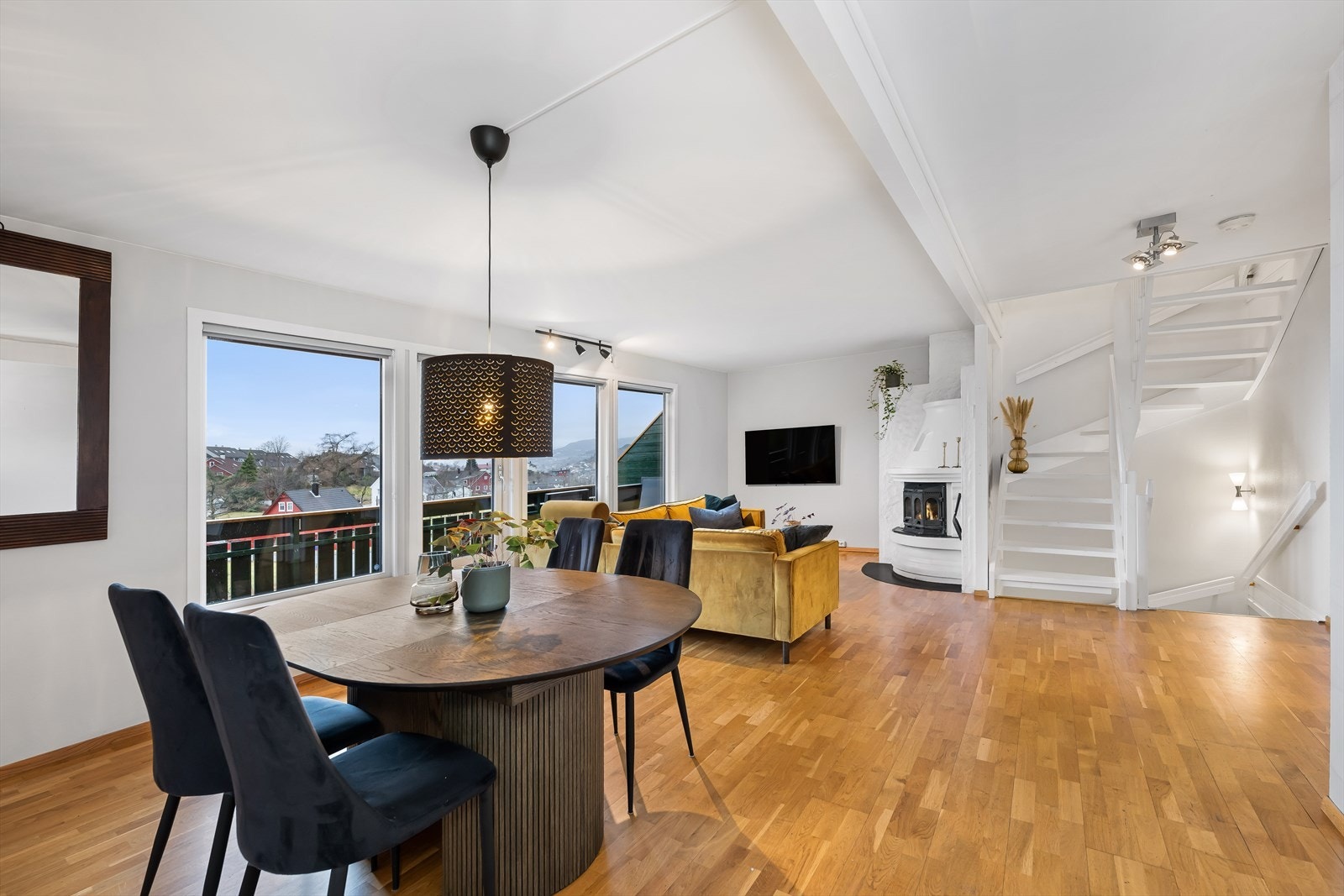 Velkommen til Øvre Kirkebirkeland 8! Presentert av Eirin Hole Nielsen - Eiendomsmegler Norge. Galleribilde