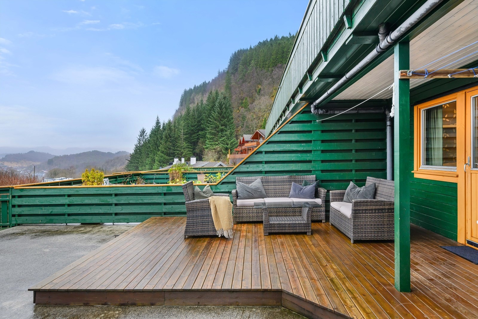 Uteplassen inviterer til sosiale sammenkomster i gode omgivelser. Galleribilde