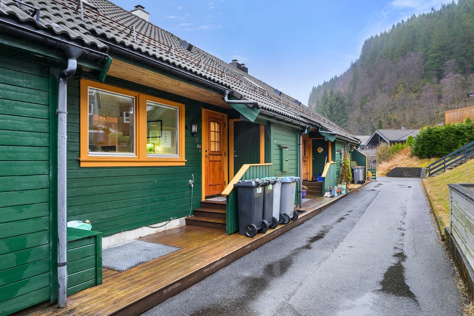 Boligen har et trivelig og delvis overbygget inngangsparti med terrassedekke og inngang til ekstern bod. Galleribilde