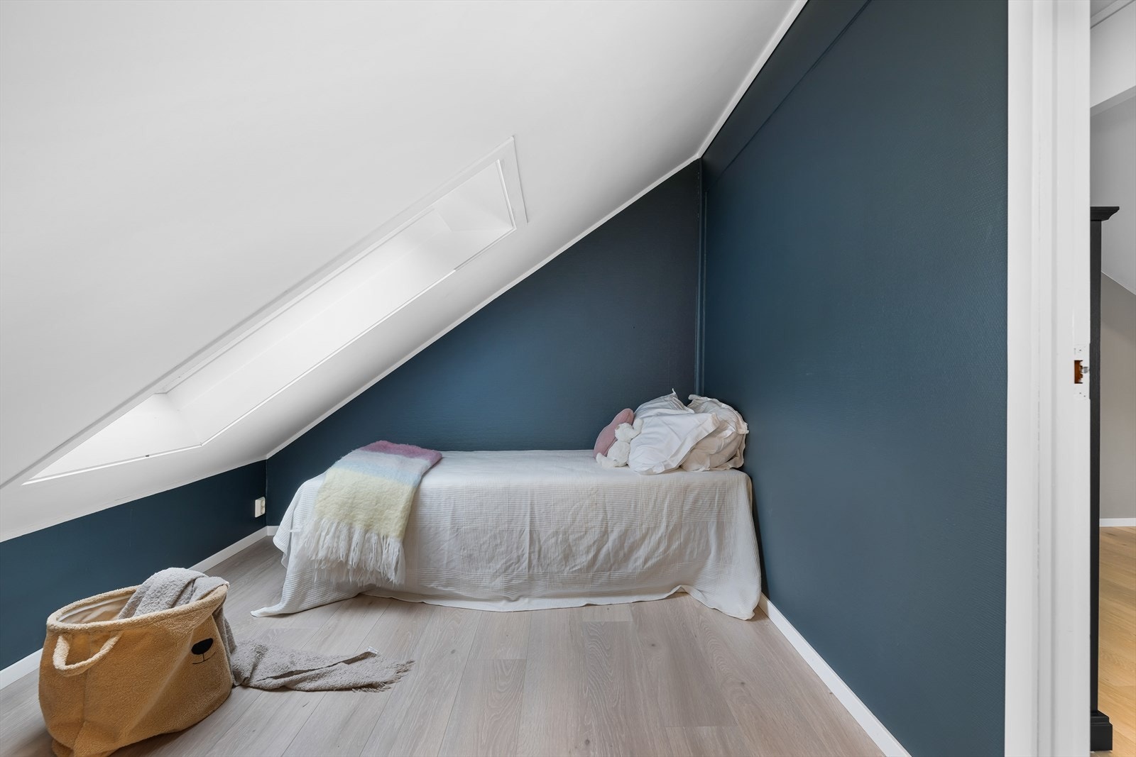 Videre finner man et soveromrom på ca. 4,8 m² (ikke godkjent) Galleribilde