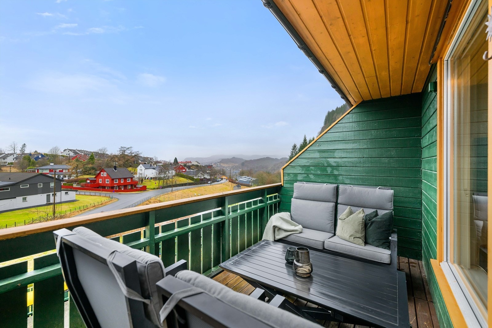 Altanen måler ca. 15 kvm og har god plass til ønsket møblering. Galleribilde