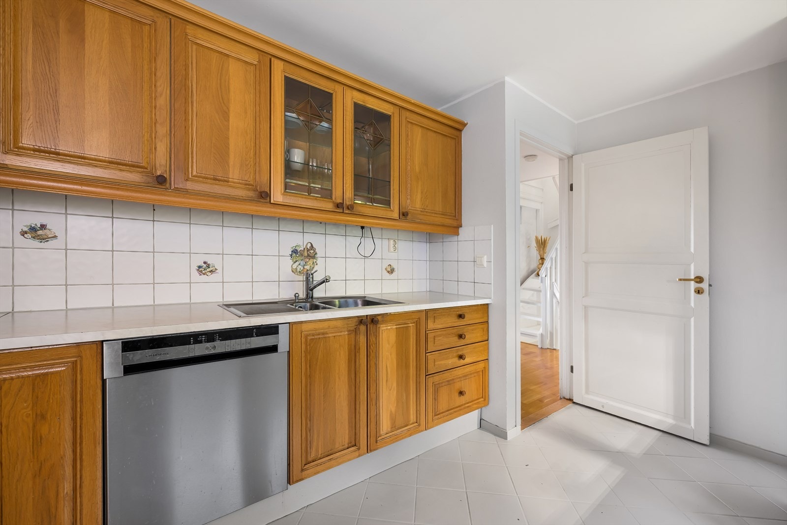 Kjøkkenet er innredet med profilerte fronter og laminat benkeplate med nedfelt vask. Galleribilde