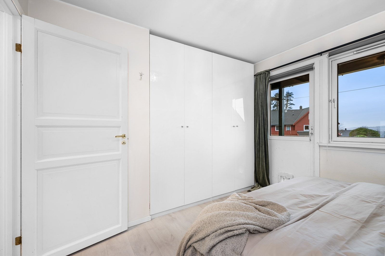 Rommet måler ca. 11 m² og har god plass til dobbeltseng, nattbord og en romslig garderobe. Galleribilde