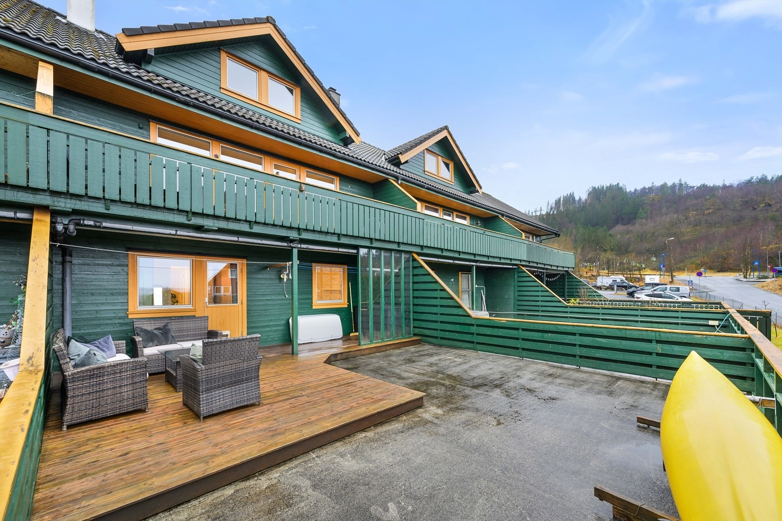 En herlig uteplass med god plass til ønsket utemøblering. Galleribilde