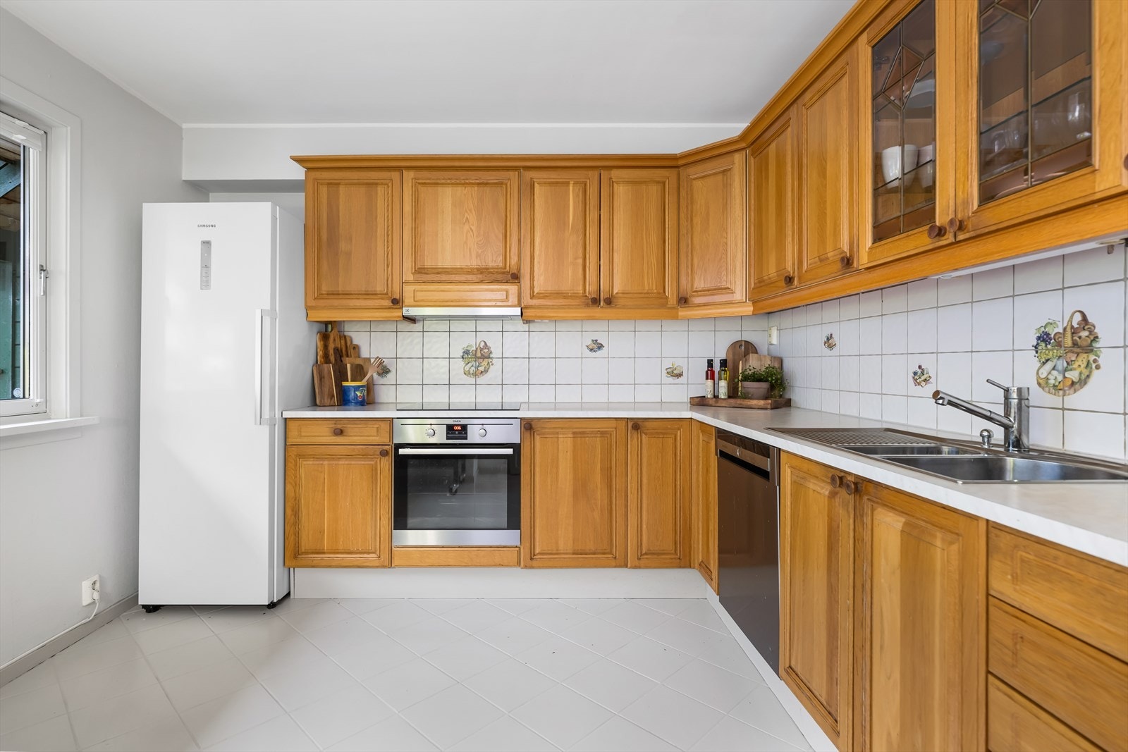 Av integrerte hvitevarer finner man induksjonstopp og steikeovn, samt oppvaskmaskin i innredningen. Galleribilde