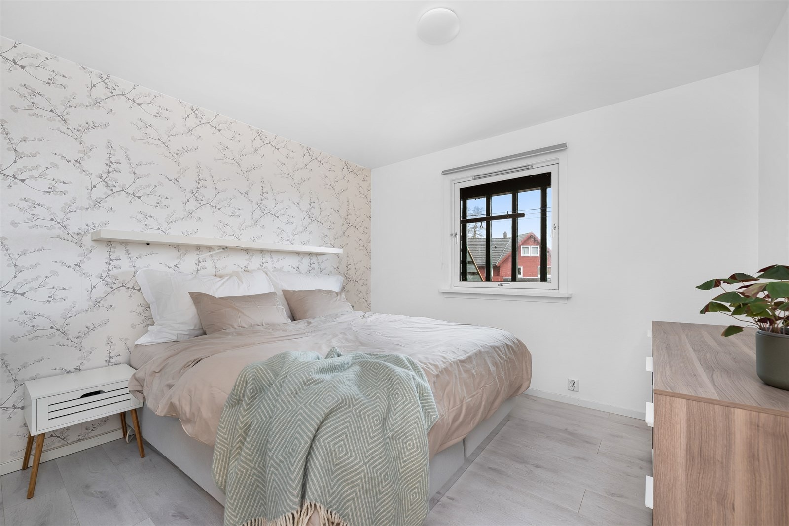 Soverom nr. 2 måler også ca. 11 m² og byr på gode møbleringsmuligheter. Galleribilde