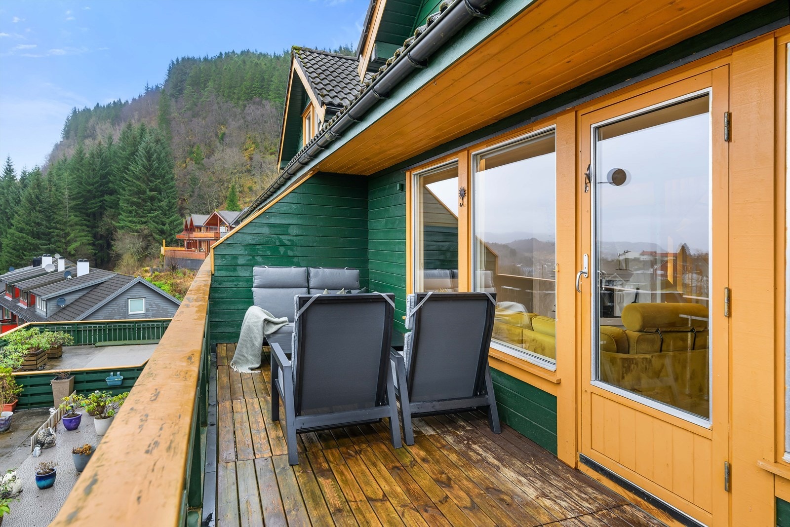 Fra stuen er det utgang til altan med god plass til både sofagruppe og spisebord. Galleribilde