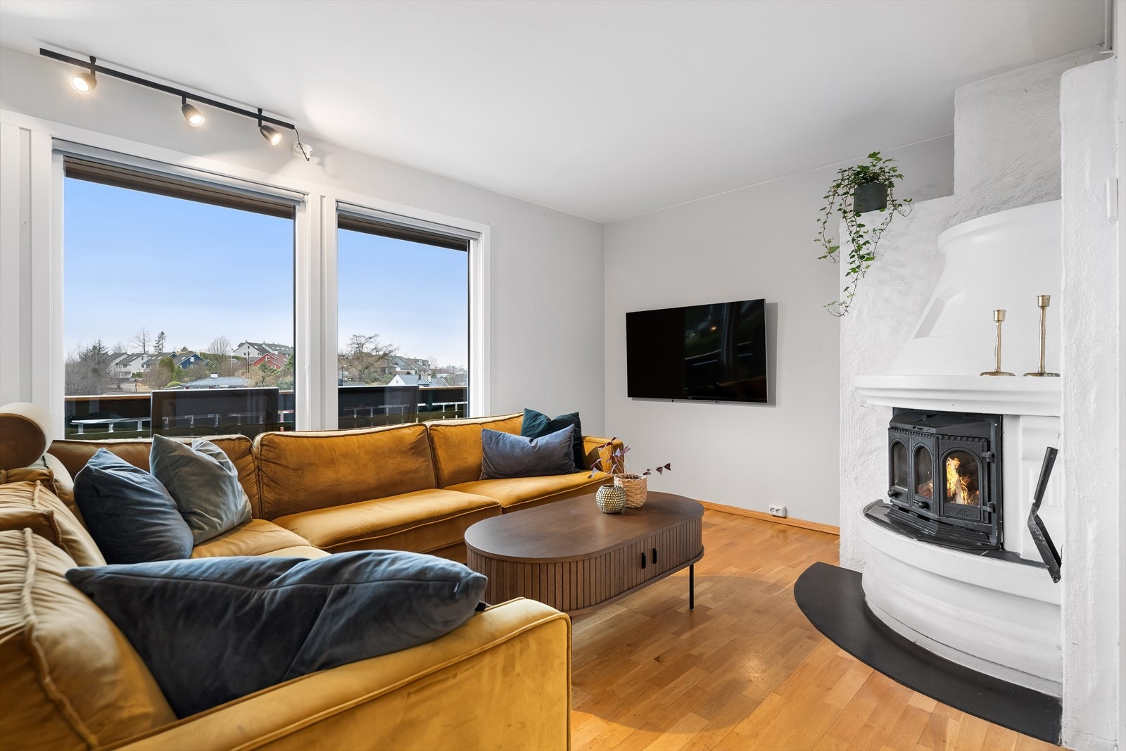 Stuen er også utstyrt med ildsted som bidrar til en lun og behagelig atmosfære på kjøligere dager. Galleribilde