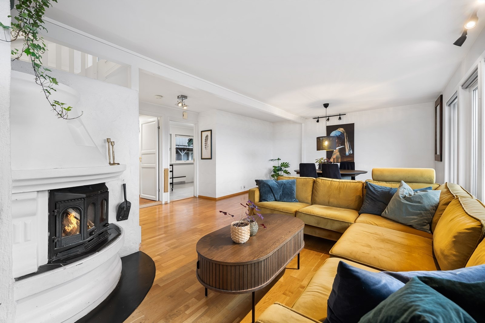 Videre ledes man inn i en romslig stue på ca. 31,1m² med åpen planløsning som gir en luftig og behagelig romfølelse. Galleribilde