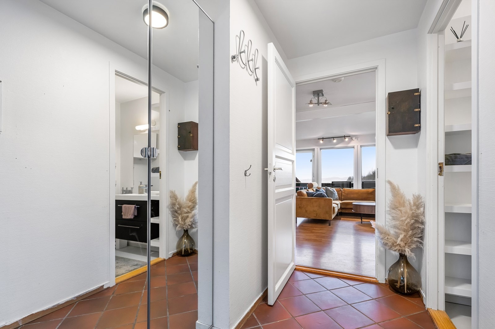 Velkommen inn! Det første som møter deg i boligen er en trivelig entré med plass til yttertøy og sko. Galleribilde