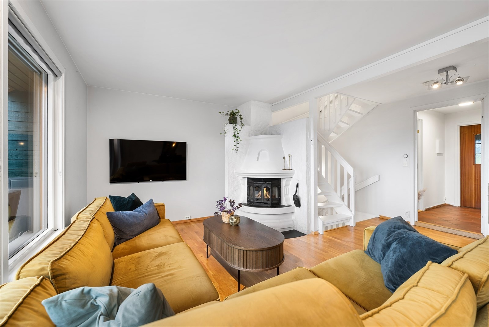 Rommet er delt inn i ulike soner, hvor hvert møbel har sin naturlige plass. Galleribilde