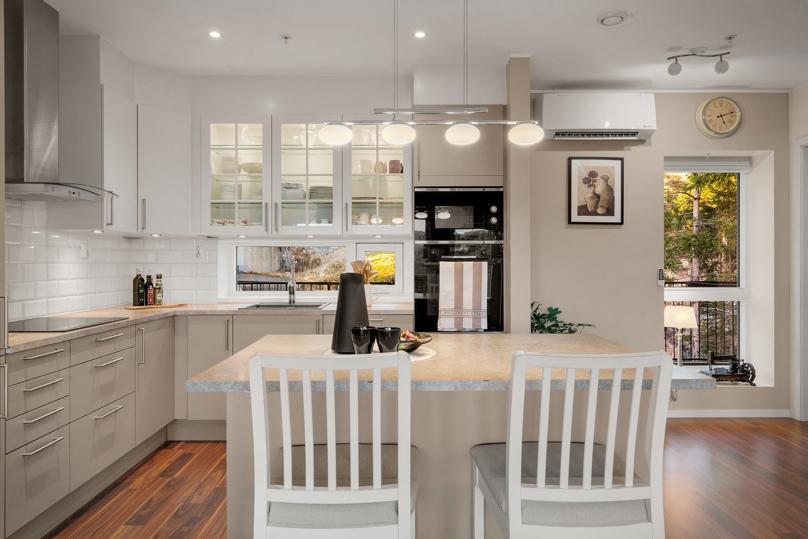 Kjøkkenet er godt utstyrt og funksjonelt innredet Galleribilde