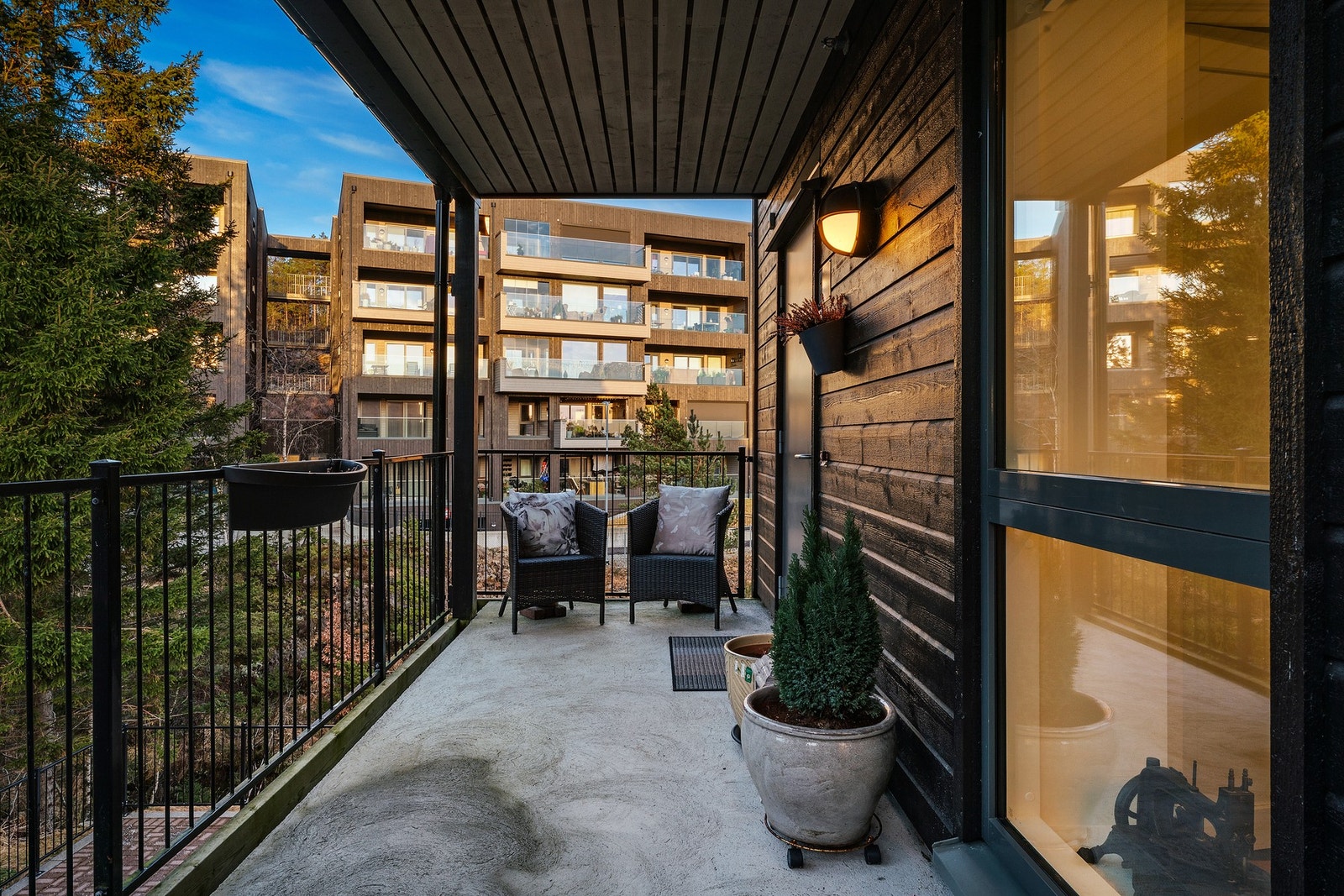 Leiligheten har trappefri adkomst samt at det er varmekabler langs hele svalgangen som gjør det trygt å ferdes vinterstid Galleribilde