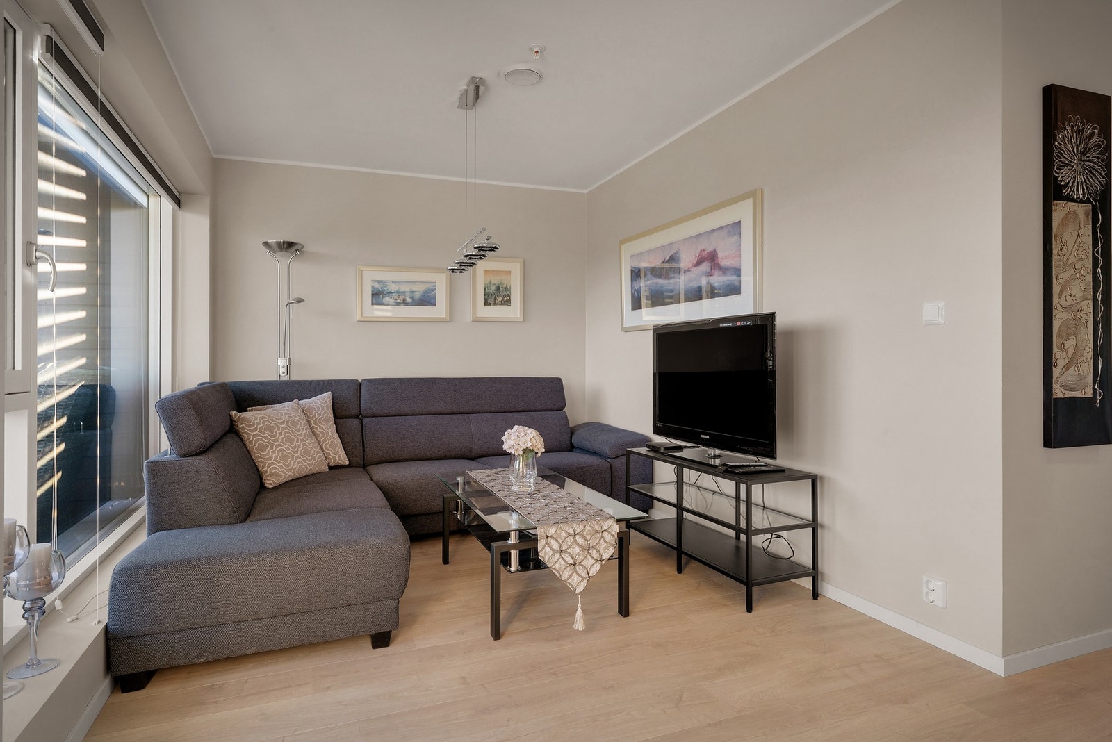 Fra trappeoppgangen kommer man opp til gangareal og loftstue Galleribilde