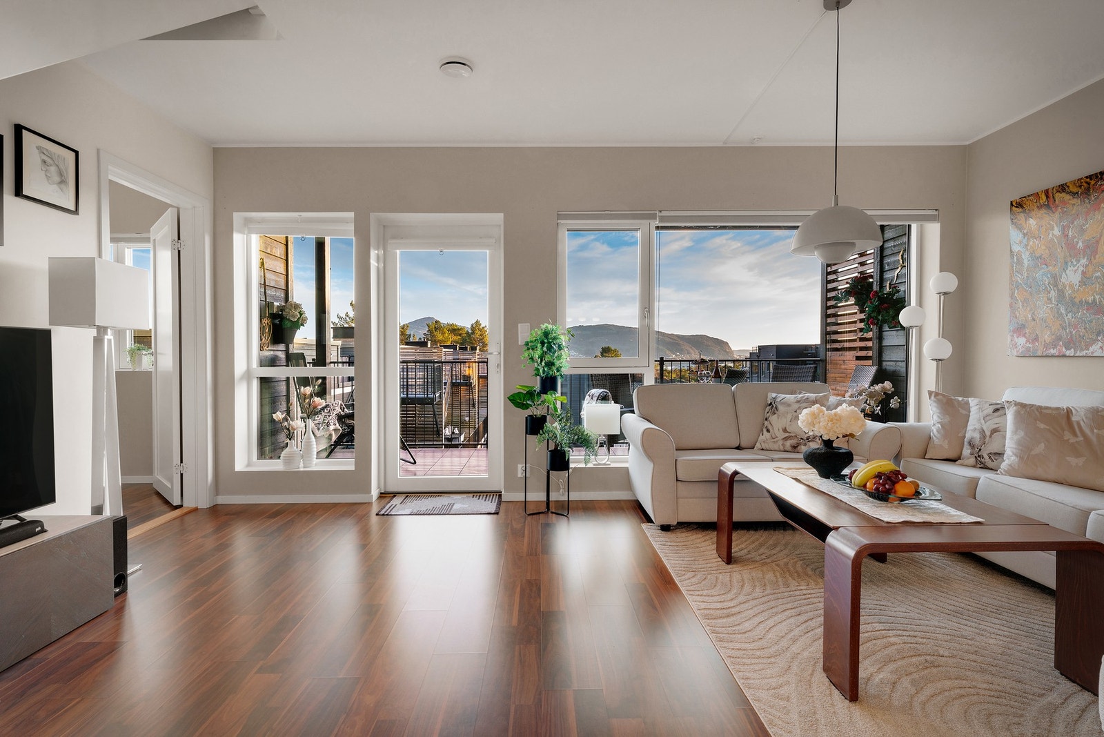 Fra stuedel har man utgang til en av tre terrasser Galleribilde