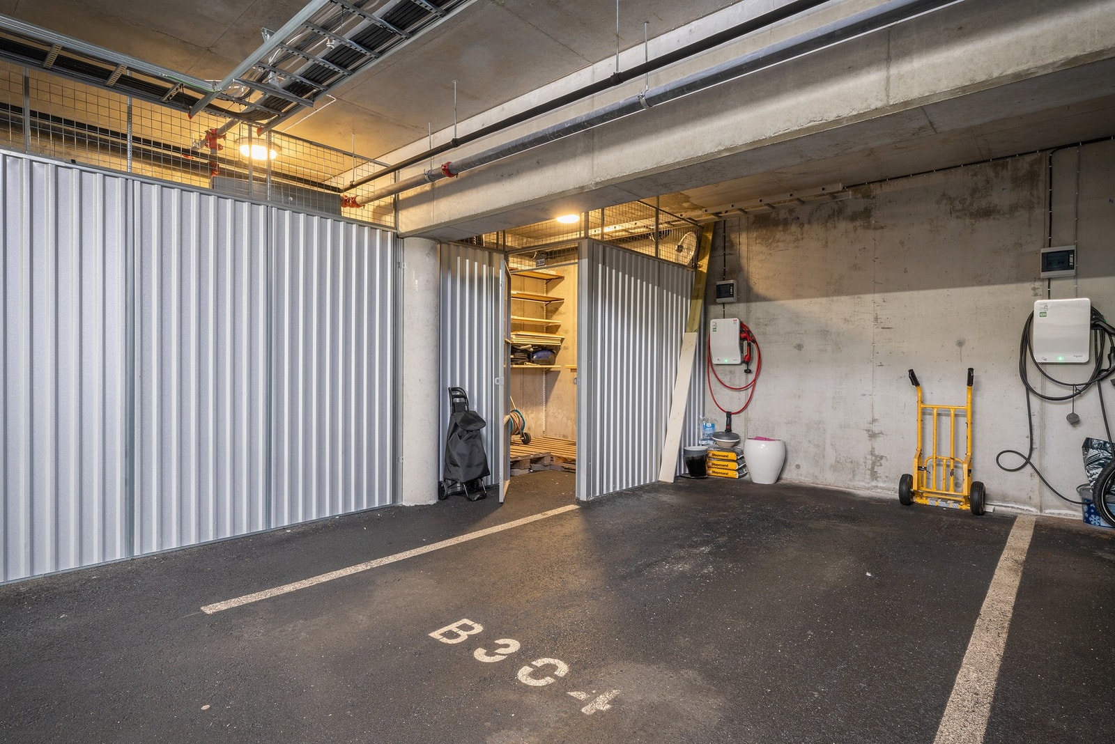 Egen og god parkeringsplass på ende i garasjeanlegg. Elbil lader er montert samt at man har ekstern bod like ved Galleribilde